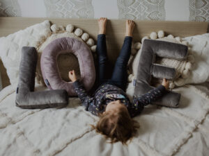 Oreiller décoratif en velours en forme de lettre C <i>gris foncé </i>