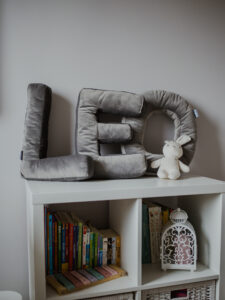 Oreiller décoratif en velours en forme de lettre E <i>gris foncé </i>