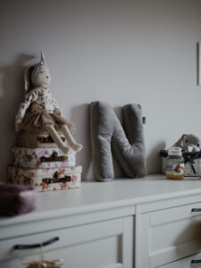 Oreiller décoratif en velours en forme de lettre N <i>gris foncé </i>