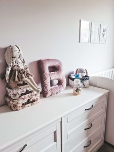 Oreiller décoratif en velours en forme de lettre B <i>rose poudré</i>