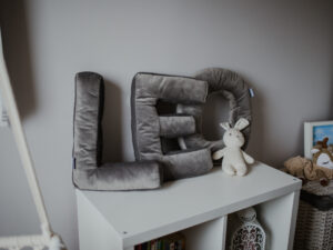 Oreiller décoratif en velours en forme de lettre L <i>gris foncé </i>