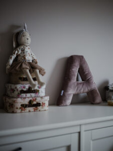 Oreiller décoratif en velours en forme de lettre A <i>rose poudré</i>