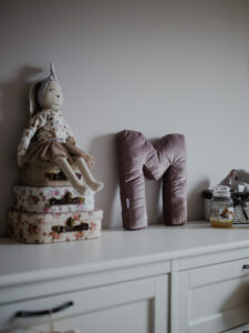 Oreiller décoratif en velours en forme de lettre M <i>rose poudré</i>