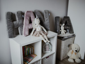 Oreiller décoratif en velours en forme de lettre A <i>gris foncé </i>