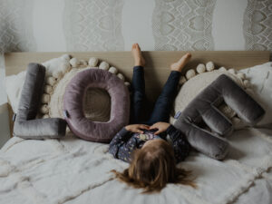 Oreiller décoratif en velours en forme de lettre O <i>rose poudré</i>