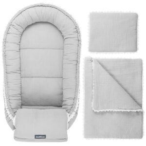 Ensemble de 3 pièces Baby Shower <i> Cuddly Muslin Grey </i> avec enveloppe decorative : oreiller et cousin de bras
